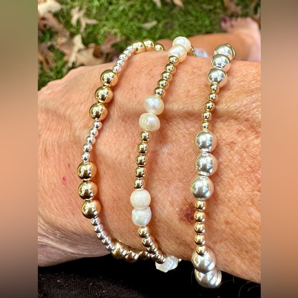 Pearl - Handmade 14k gold filled bead + freshwater pearl stretch bracelet - Picture 2 of 8